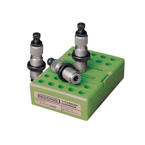 Reddingin Carbide 3-Die set 44 Special/Magnum sisältää Titanium Carbide -kokoonpano-, laajennus- ja luodin istutuskuulan, joka mahdollistaa voitelemattoman uudelleenmuotoilun.
