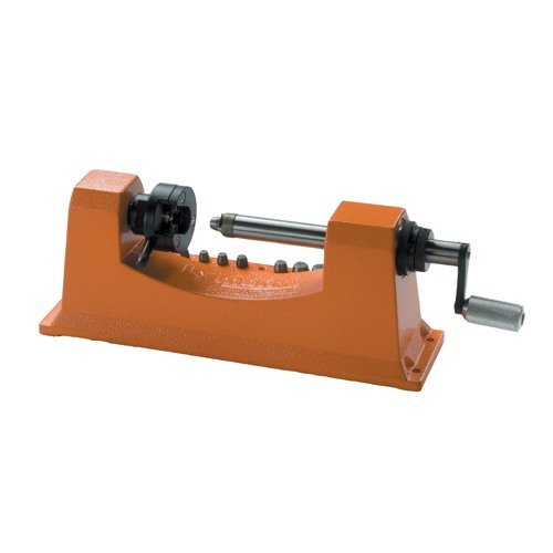 LYMAN Universal Carbide Case Trimmer on kestävä työkalu tarkkojen patruunoiden valmistukseen, jossa on vaihdettava Carbide Cutter Head ja Lymanin patentoidut ominaisuudet.