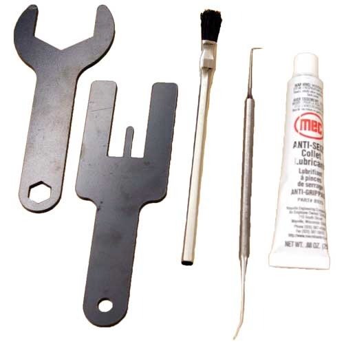 MEC Maintenance Kit sisältää kaikki tarvittavat työkalut MEC-reloaderin tehokkaaseen ylläpitoon, mukaan lukien Anti-Seize Lubricant, Pick, Brush, Column Spring Lifter ja Closure Nut Wrench.
