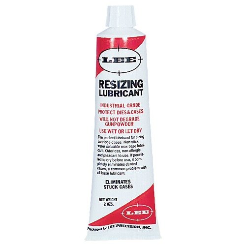 LEE RESIZING LUBRICANT varmistaa sujuvan ja tehokkaan uudelleenmuotoilun, estäen vaurioita ja helpottaen patruunoiden valmistusta.