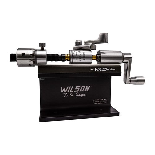 Wilson Case Length Micro Trimmer Kit tarjoaa tarkkuuden .17 - .45 kaliiperin patruunoille, kestävä TiN-pinnoite ja uusi 304 ruostumaton teräksinen kahva.